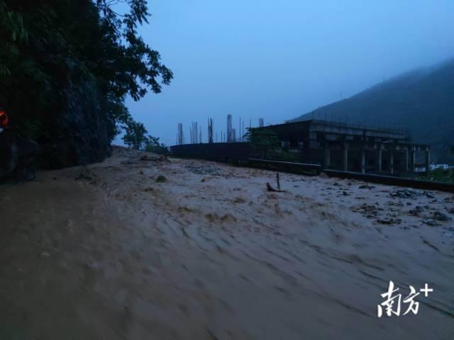 冲锋在前洪水围困清远消防逆行救援