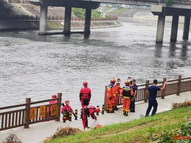 听到有人喊“救命”，男孩下河“救狗”溺水失联……休闲区蓝鸢梦想 - Www.slyday.coM