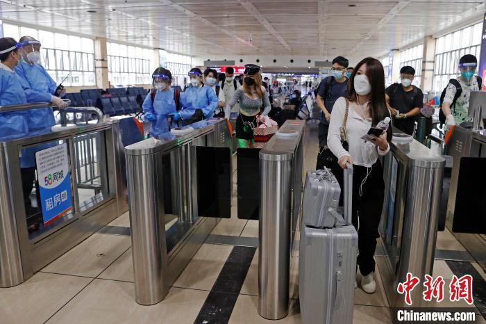 旅客在铁路上海站依次有序验票进站。　殷立勤 摄