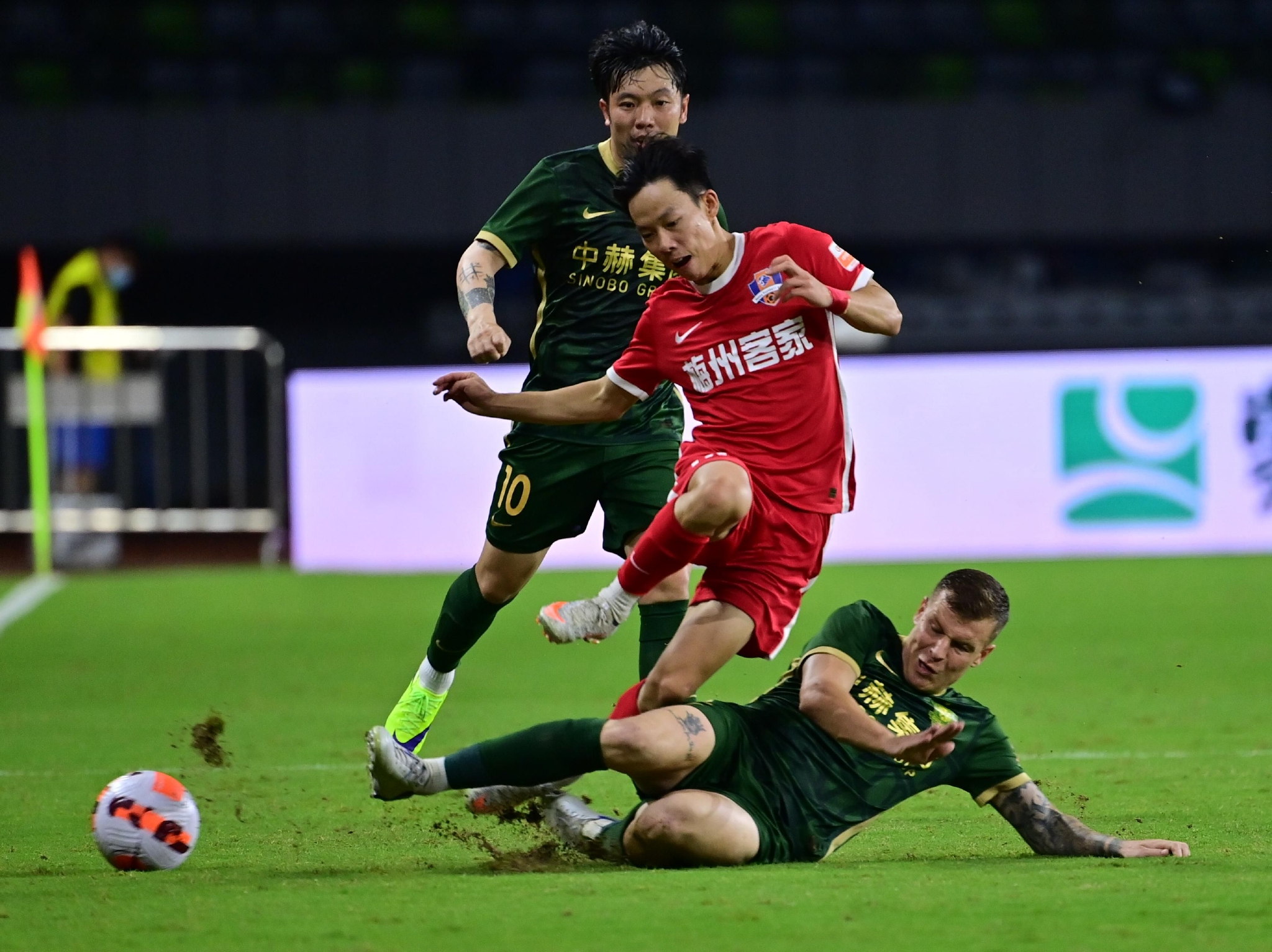 国安外援梅米舍维奇(下)在比赛中铲球.&nbsp; 图/新华社