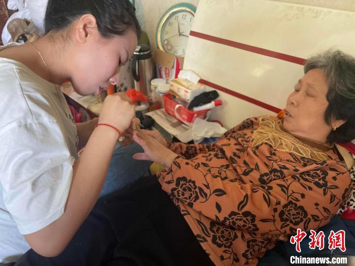 轮椅上的精致生活90后女孩照顾瘫痪母亲18载