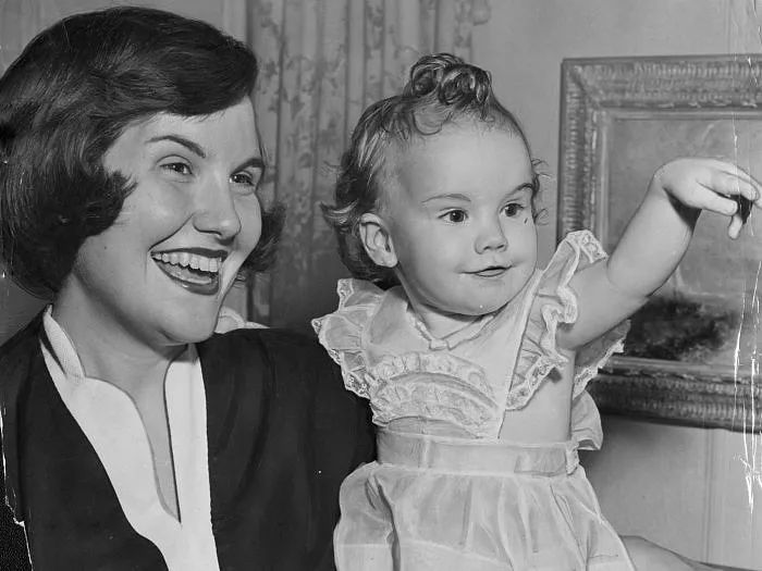 1954年,苏珊·巴菲特抱着11个月大的女儿