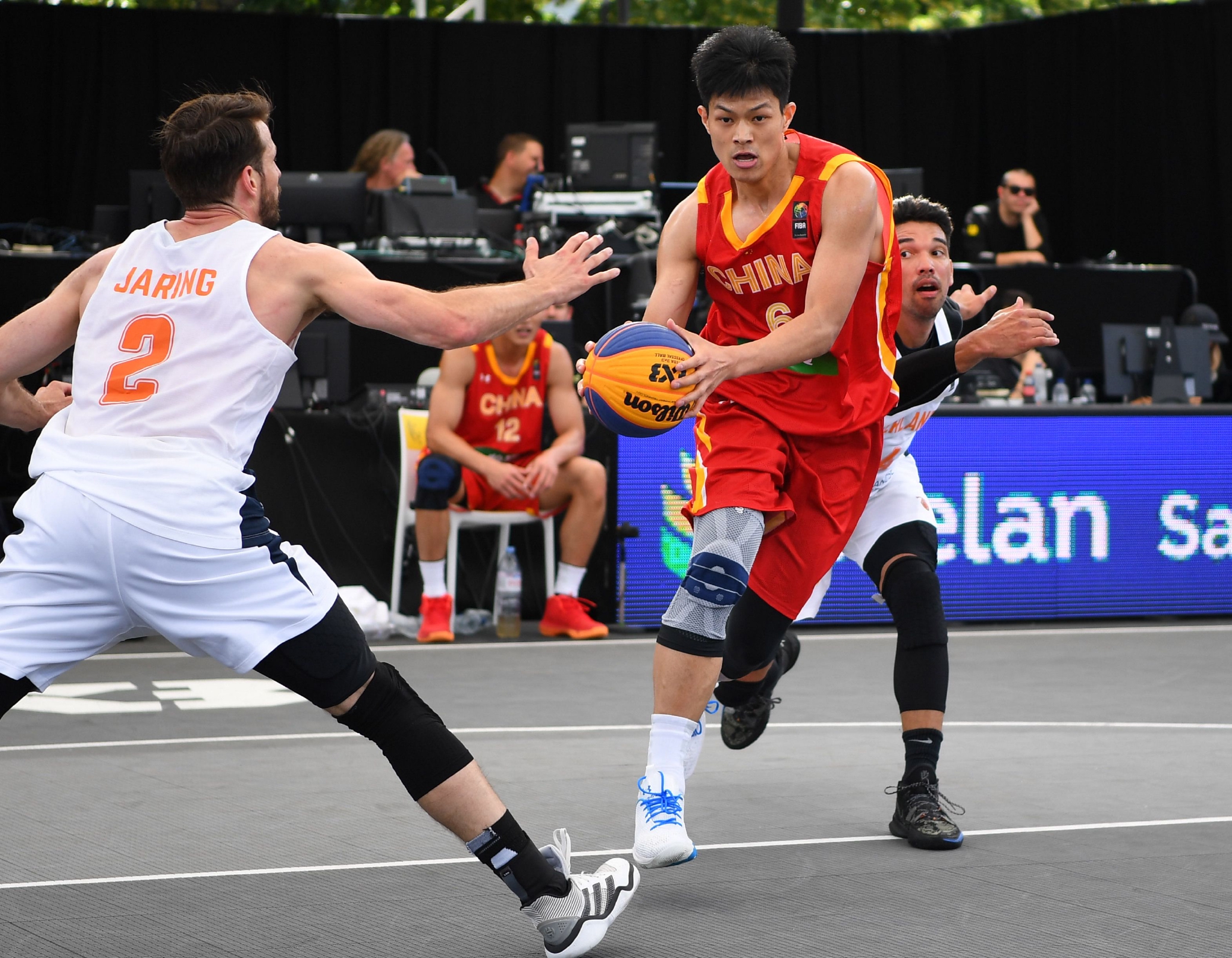 新华社记者 任鹏飞 摄6月22日,中国队球员朱渊博(上)在比赛中上篮.