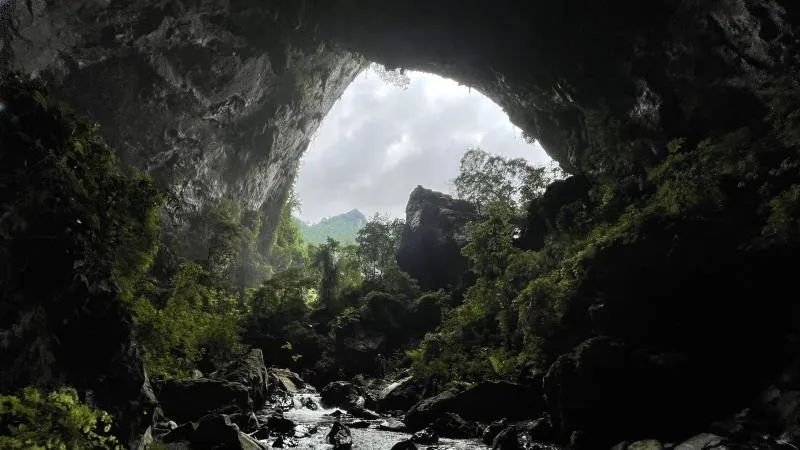 伏归地下河入口，洞口高58米，宽55米。