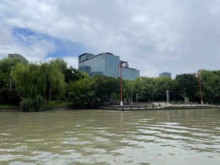 “亚运”版水上巴士今起上线，乘客中一大半特意来打卡：3元票价赏一路风景，值休闲区蓝鸢梦想 - Www.slyday.coM
