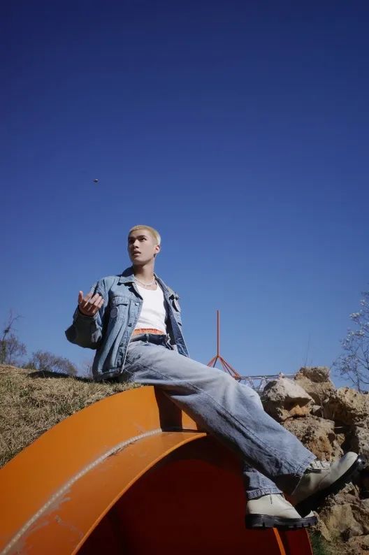 今夏最便宜的明星同款，大概是老头背心休闲区蓝鸢梦想 - Www.slyday.coM