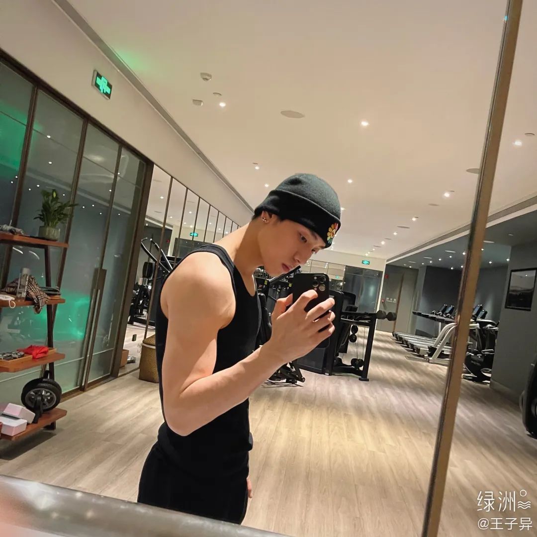 今夏最便宜的明星同款，大概是老头背心休闲区蓝鸢梦想 - Www.slyday.coM