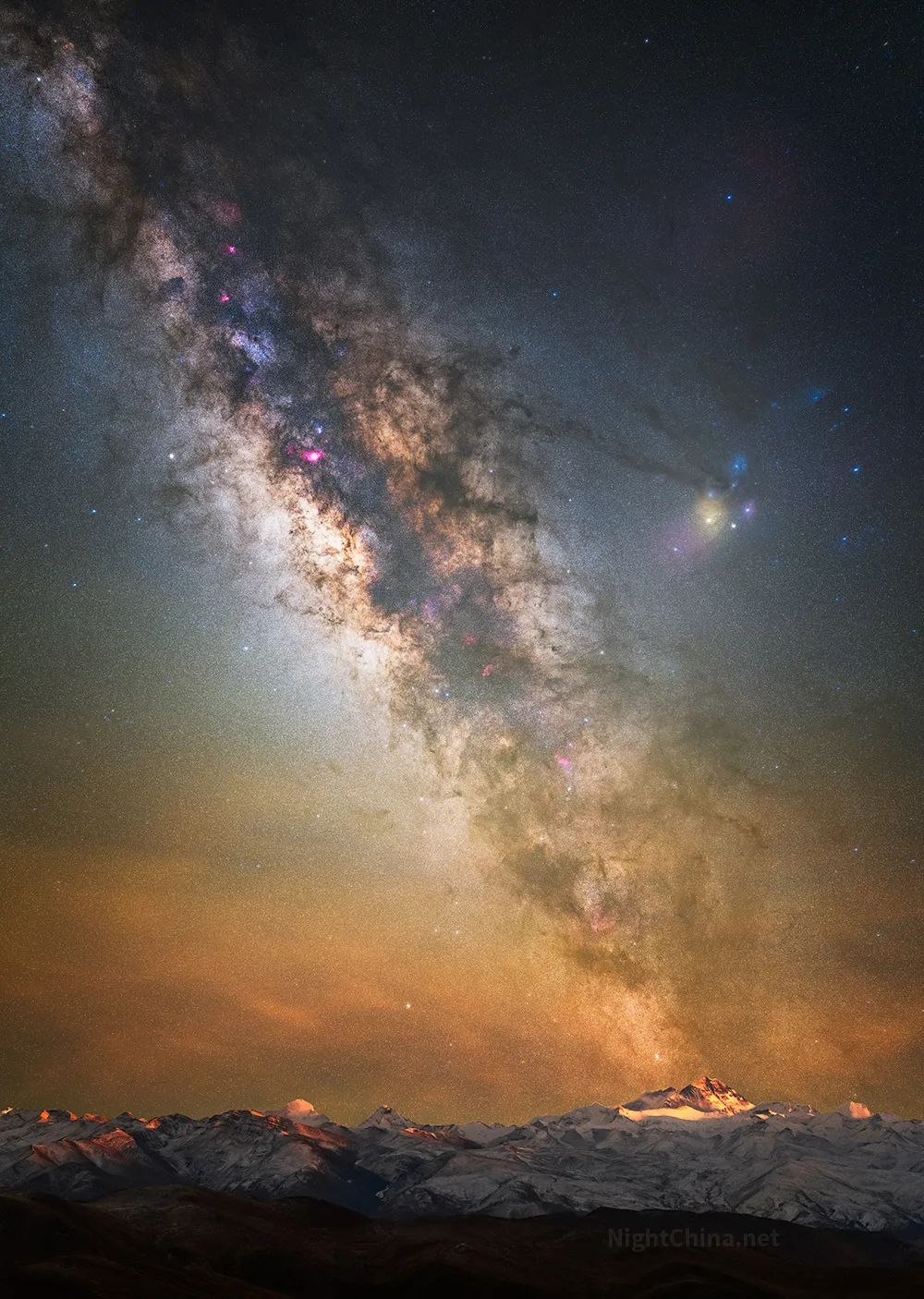 月照珠峰夜空中国