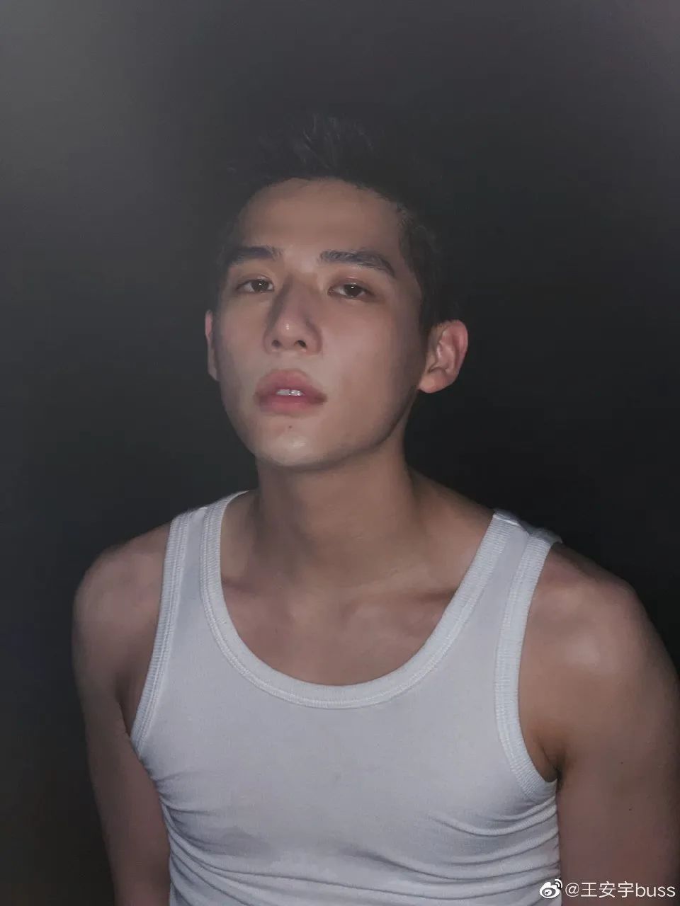 今夏最便宜的明星同款，大概是老头背心休闲区蓝鸢梦想 - Www.slyday.coM