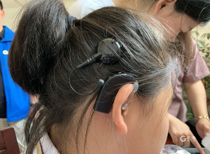 还记得全城帮找耳蜗的女孩吗她戴上新设备啦