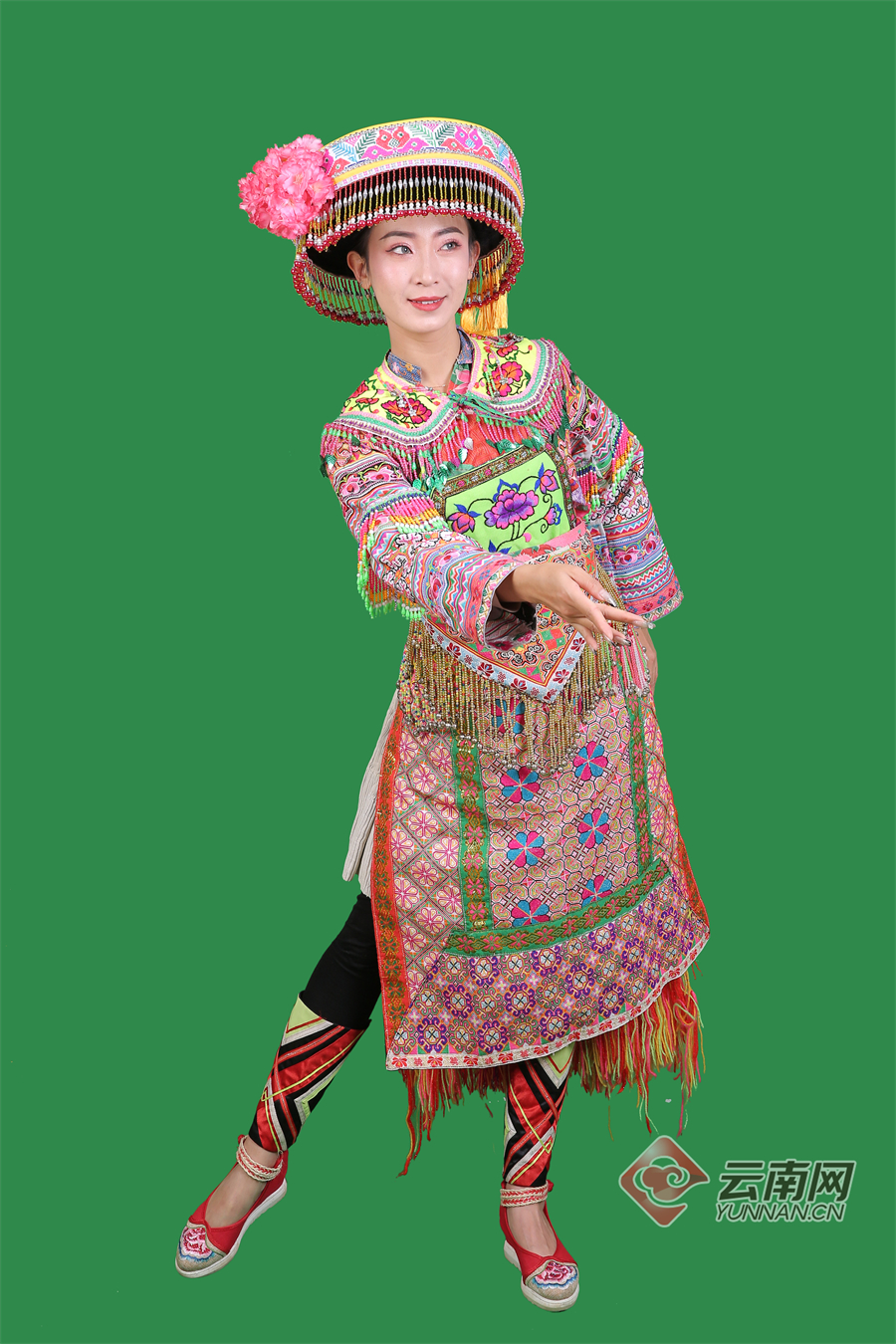 华丽装饰的五彩霓裳 穿在身上的史诗图腾|保山市|苗族|云南省_新浪