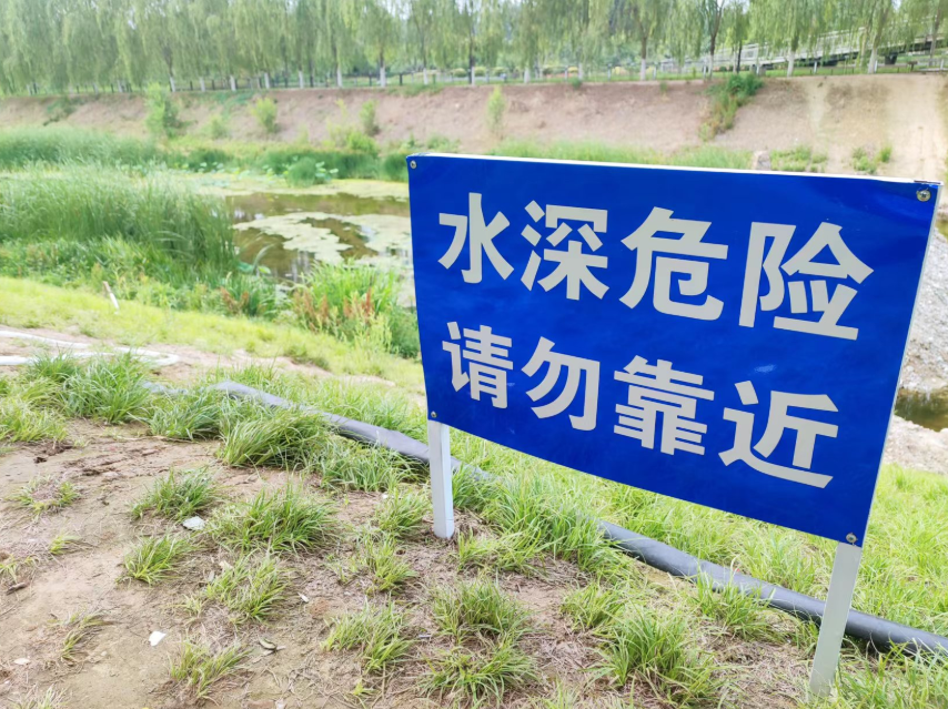 凤河岸边警示牌