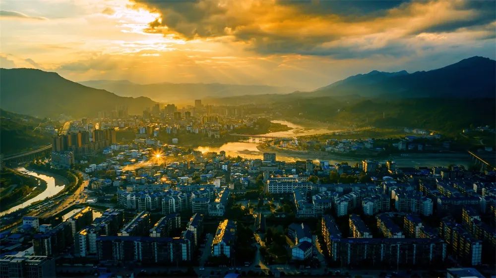 为进一步推广旺苍县自然风貌,产业发展和城市变化,运用当代最具传播