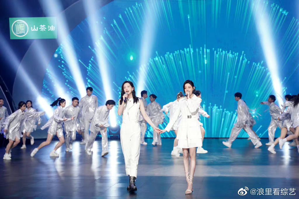 张天爱于文文牵手唱光的方向|于文文|张天爱_新浪新闻
