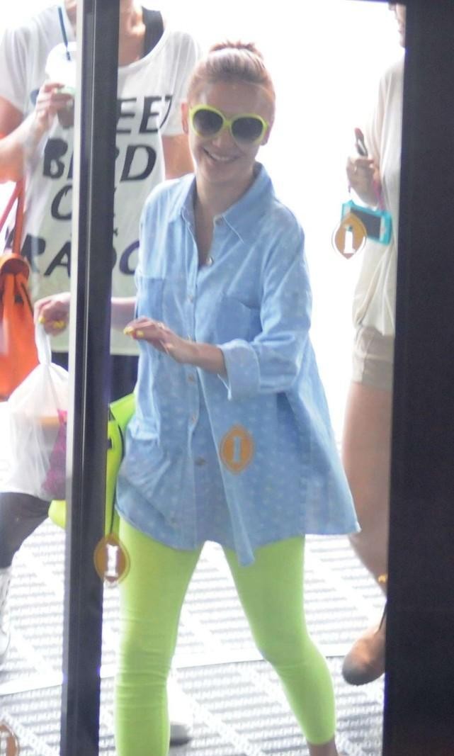 应采儿的身材好辣，就算穿着豆绿色衬衫，但超短款还是妩媚又个性休闲区蓝鸢梦想 - Www.slyday.coM