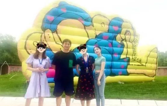 黄多多晒照穿绿色背心超酷飒 侧颜精致很像妈妈孙莉休闲区蓝鸢梦想 - Www.slyday.coM 黄多多晒照穿绿色背心超酷飒 侧颜精致很像妈妈孙莉休闲区蓝鸢梦想 - Www.slyday.coM