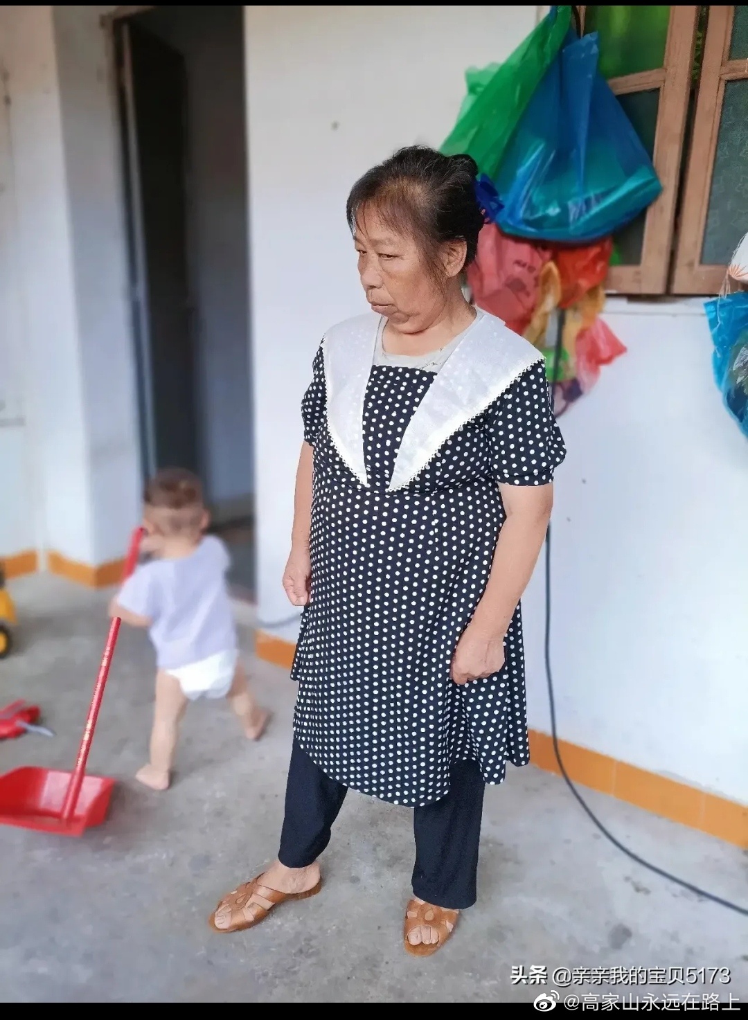 现在的衣服不分老小婆婆穿着就是有点老土媳妇穿这好看多了