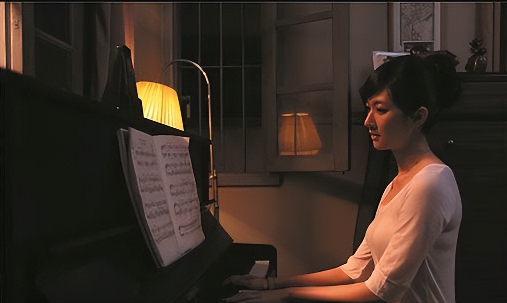 37岁女星林逸欣晒泳装照大秀事业线好性感长腿傲人皮肤细嫩