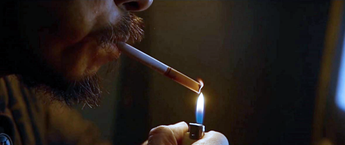 最出彩的还是宁理扮演的大反派李丰田,一张憨厚的农民脸,却习惯倒抽烟