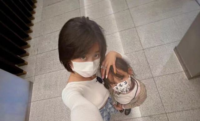 黄多多晒照穿绿色背心超酷飒 侧颜精致很像妈妈孙莉休闲区蓝鸢梦想 - Www.slyday.coM 黄多多晒照穿绿色背心超酷飒 侧颜精致很像妈妈孙莉休闲区蓝鸢梦想 - Www.slyday.coM