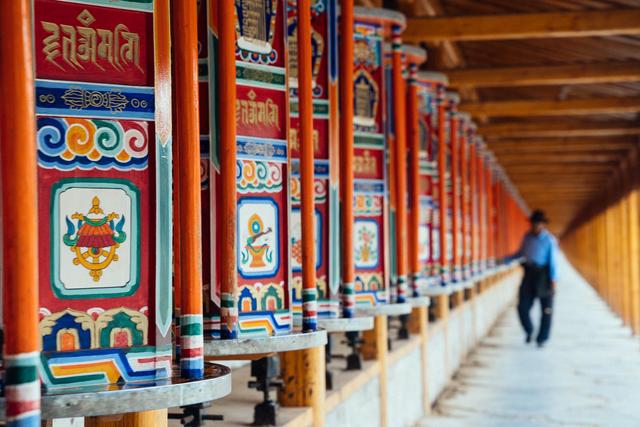 这里有着世界上最长的转经筒，一圈下来两小时休闲区蓝鸢梦想 - Www.slyday.coM