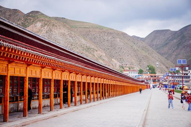 这里有着世界上最长的转经筒，一圈下来两小时休闲区蓝鸢梦想 - Www.slyday.coM