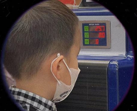 黄多多晒照穿绿色背心超酷飒 侧颜精致很像妈妈孙莉休闲区蓝鸢梦想 - Www.slyday.coM 黄多多晒照穿绿色背心超酷飒 侧颜精致很像妈妈孙莉休闲区蓝鸢梦想 - Www.slyday.coM