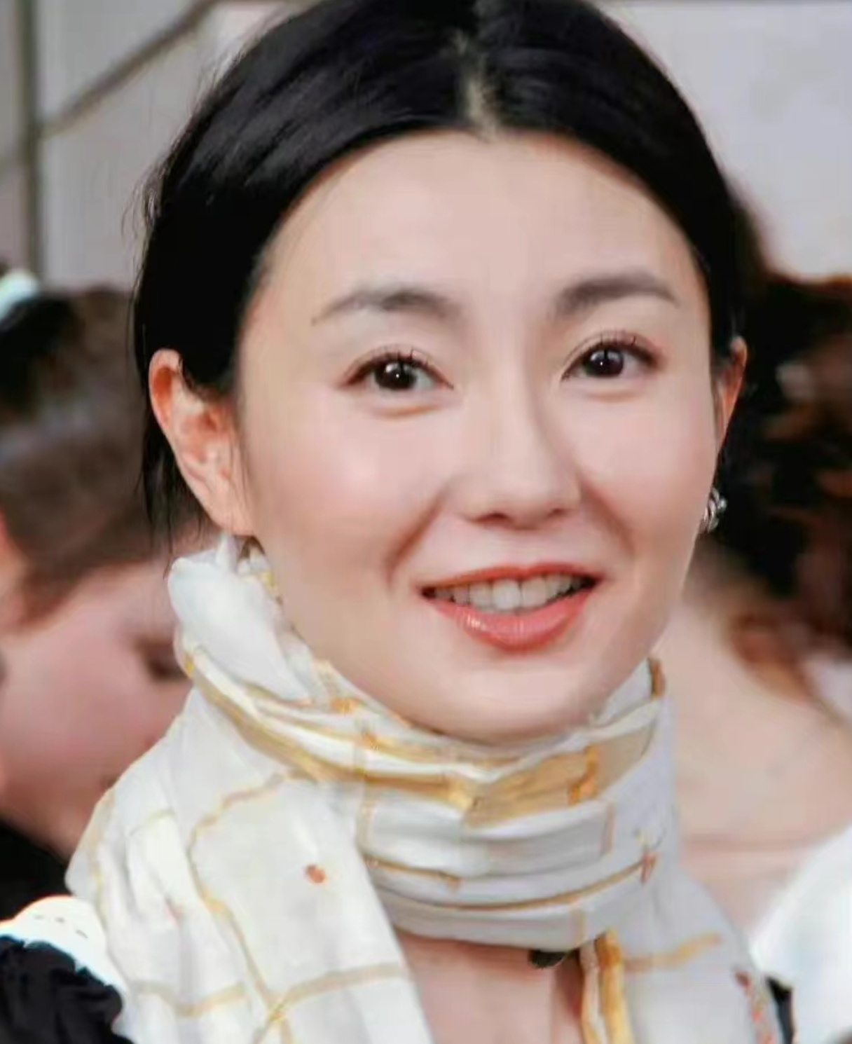 57岁张曼玉化身dj红棕短发显干练谢霆锋和郭富城跟着摇摆