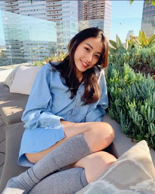 游鸿明女儿被赞绝美星二代人美聪明会搭配笔直长腿亮了