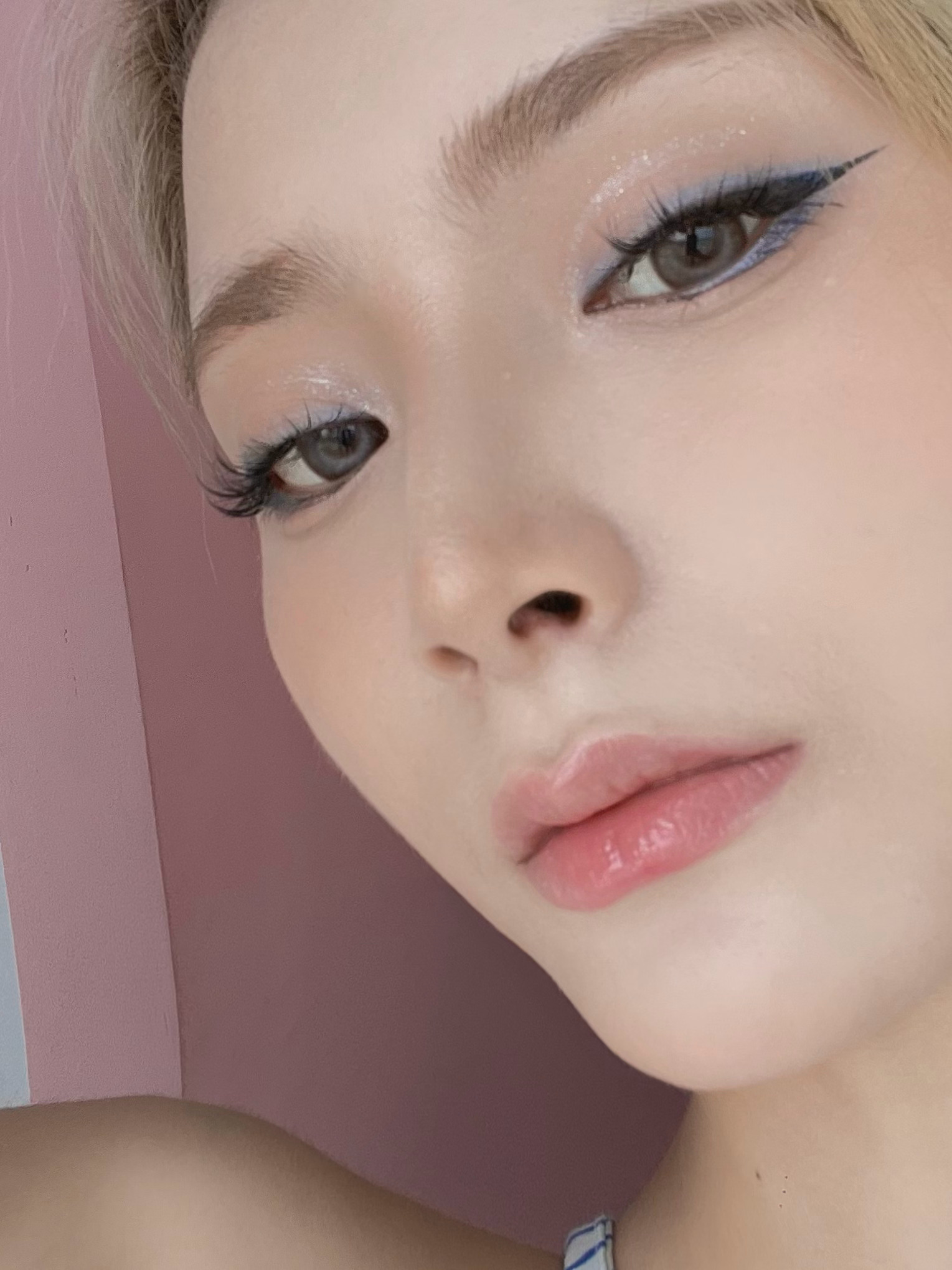 是浅色连衣裙 是披肩长发 是小时候最想成为的漂亮姐姐的样子🌀……休闲区蓝鸢梦想 - Www.slyday.coM