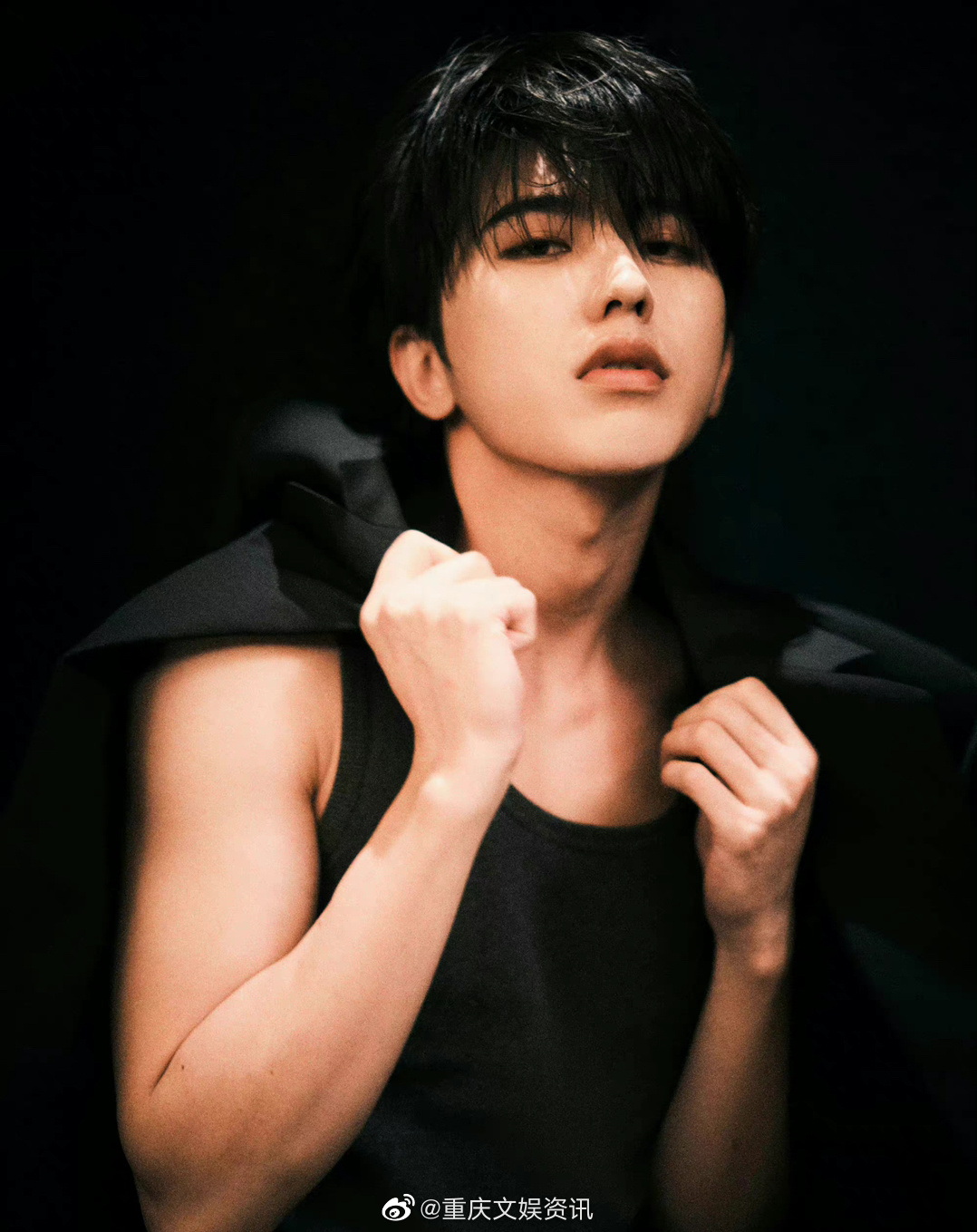 蔡徐坤最新大片释出,身穿背心搭配黑色西装,湿发造型……|蔡徐坤|大片