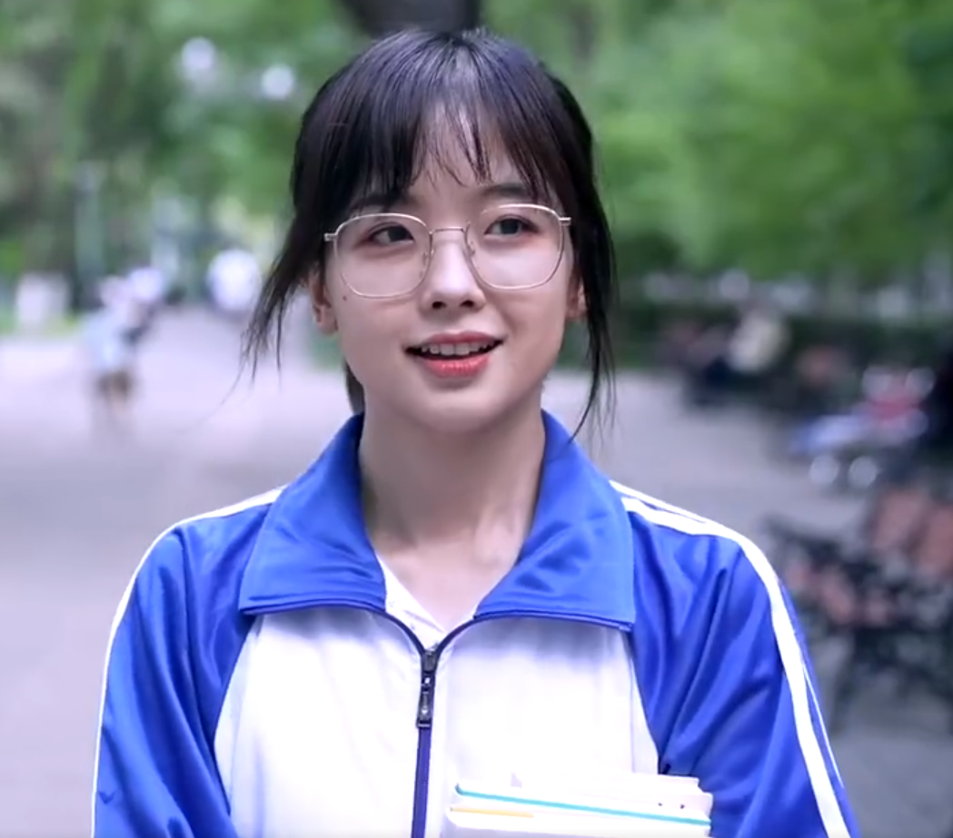 只见视频中,18岁的王冰冰马尾高翘,齐刘海与方框眼