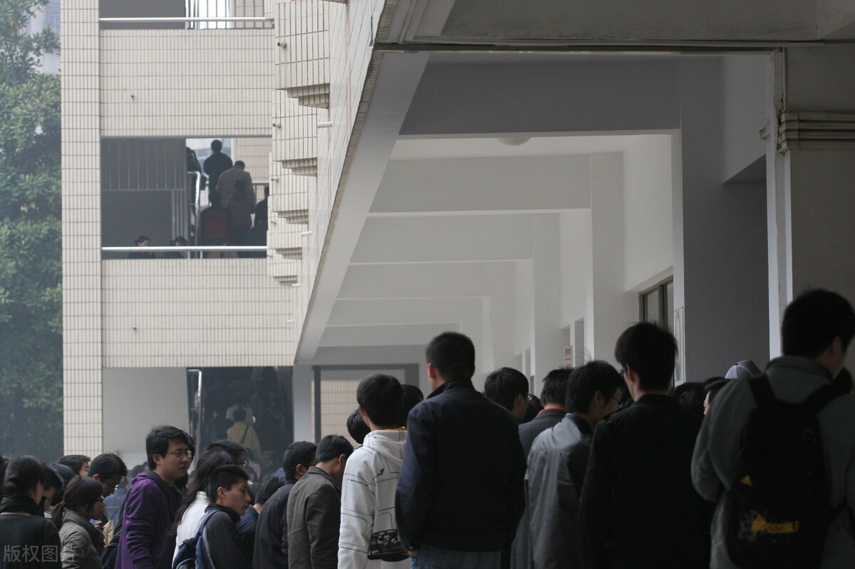 教师和公务员的差距不止是工资,工作10年才看清楚,已经晚了!休闲区蓝鸢梦想 - Www.slyday.coM 教师和公务员的差距不止是工资,工作10年才看清楚,已经晚了!休闲区蓝鸢梦想 - Www.slyday.coM