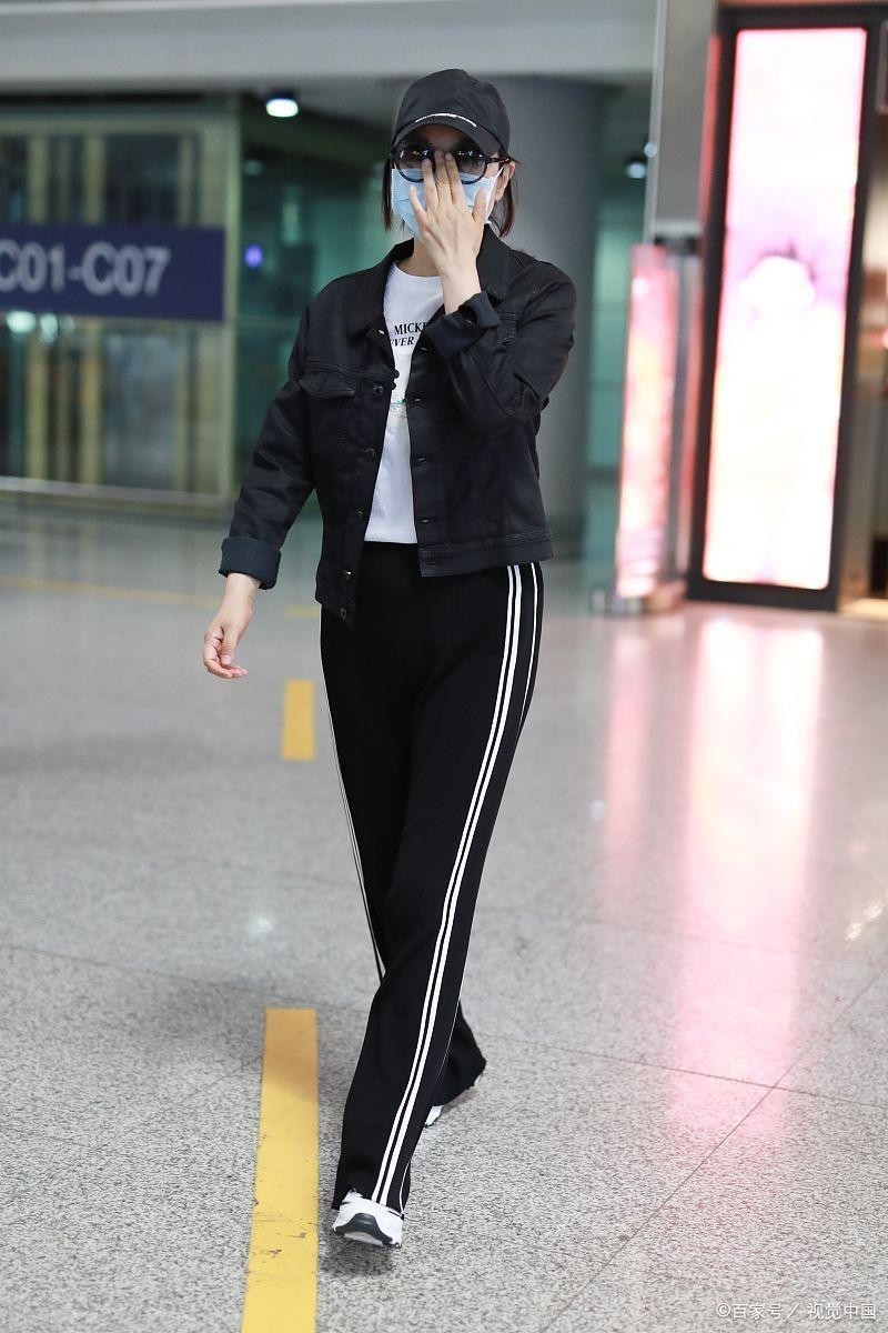 闫妮状态真挺好穿单肩上衣配阔腿裤高调吸睛但看眼睛有点显老