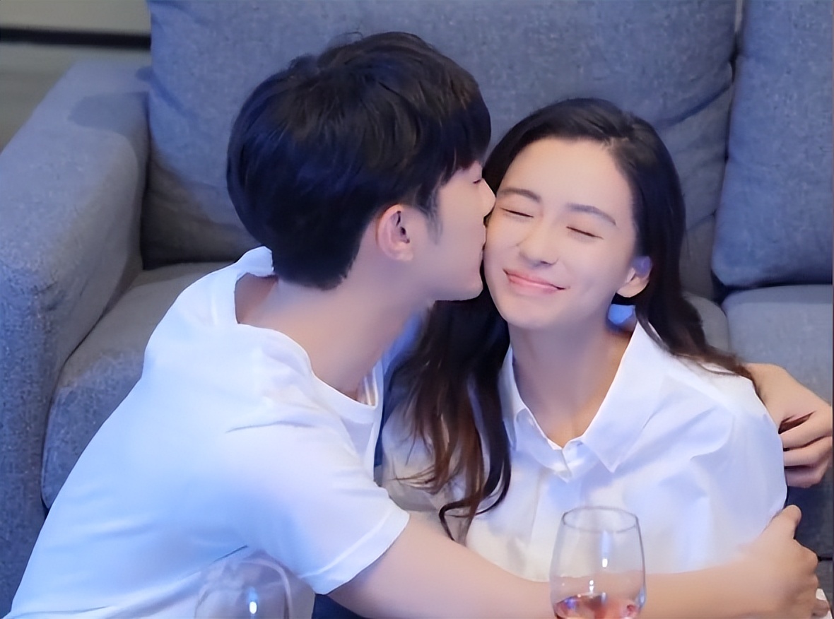 Baby新剧花絮，与小12岁赖冠霖三分钟吻8次，被指毫无CP感休闲区蓝鸢梦想 - Www.slyday.coM