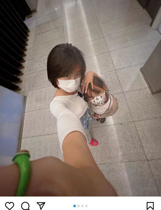 黄多多晒照穿绿色背心超酷飒 侧颜精致很像妈妈孙莉休闲区蓝鸢梦想 - Www.slyday.coM 黄多多晒照穿绿色背心超酷飒 侧颜精致很像妈妈孙莉休闲区蓝鸢梦想 - Www.slyday.coM