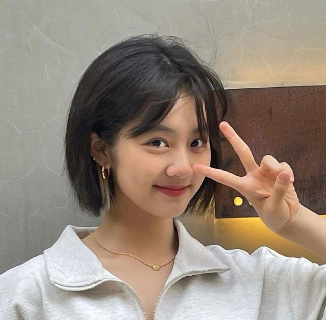 16岁黄多多分享美照,短发红唇上演侧颜杀,对镜摆拍心情好!休闲区蓝鸢梦想 - Www.slyday.coM 16岁黄多多分享美照,短发红唇上演侧颜杀,对镜摆拍心情好!休闲区蓝鸢梦想 - Www.slyday.coM