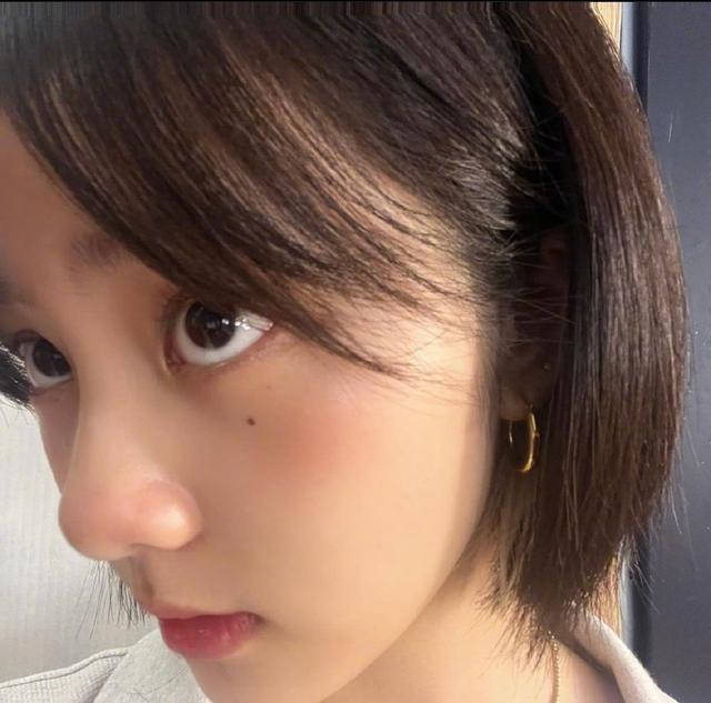 16岁黄多多分享美照,短发红唇上演侧颜杀,对镜摆拍心情好!休闲区蓝鸢梦想 - Www.slyday.coM 16岁黄多多分享美照,短发红唇上演侧颜杀,对镜摆拍心情好!休闲区蓝鸢梦想 - Www.slyday.coM