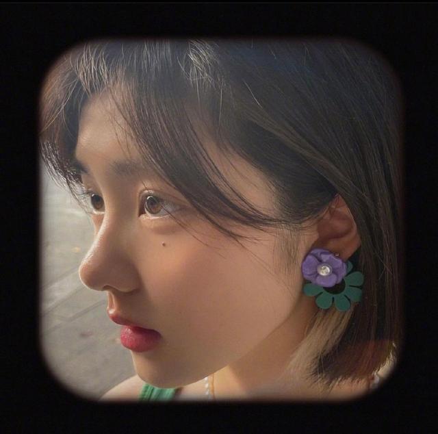 16岁黄多多分享美照,短发红唇上演侧颜杀,对镜摆拍心情好!休闲区蓝鸢梦想 - Www.slyday.coM 16岁黄多多分享美照,短发红唇上演侧颜杀,对镜摆拍心情好!休闲区蓝鸢梦想 - Www.slyday.coM