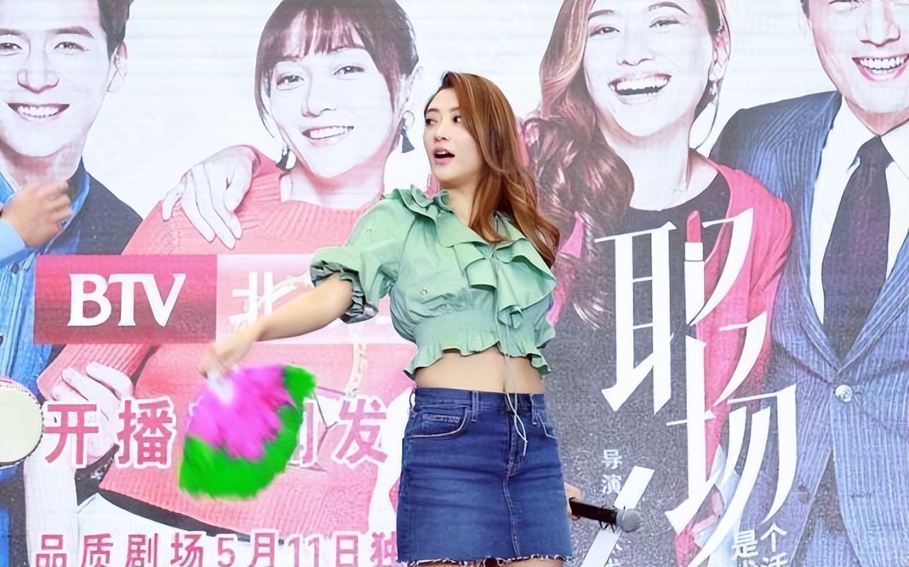 应采儿的身材好辣，就算穿着豆绿色衬衫，但超短款还是妩媚又个性休闲区蓝鸢梦想 - Www.slyday.coM