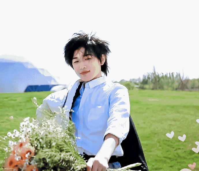 宋亚轩高中毕业照也是p上去的发现我们右一的像素小人小宋了吗