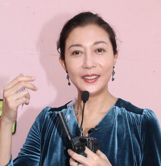 成龙私生女流浪国外吴绮莉身兼数职成龙从来没有给过一分钱