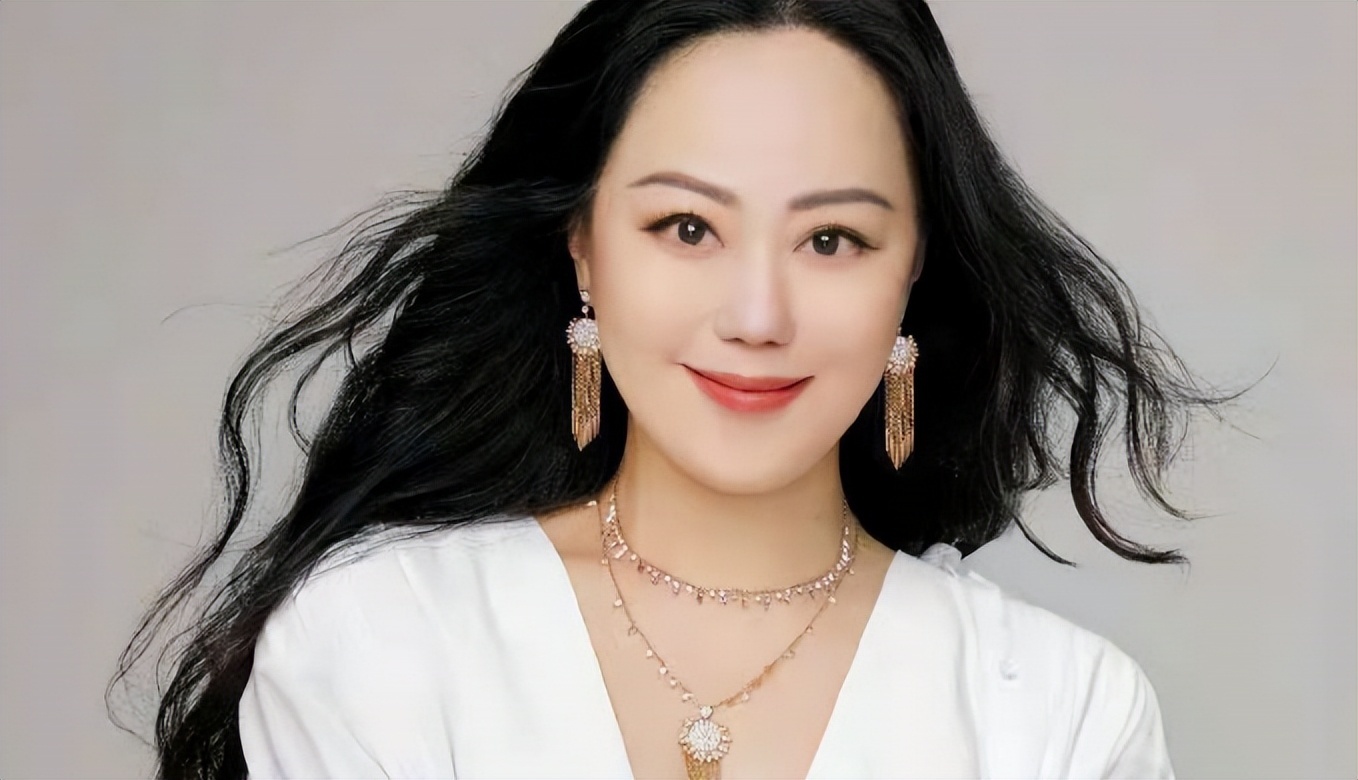 看了章小蕙年轻时的穿搭,才发现:她的衣品有多好,时髦不过时|章小蕙