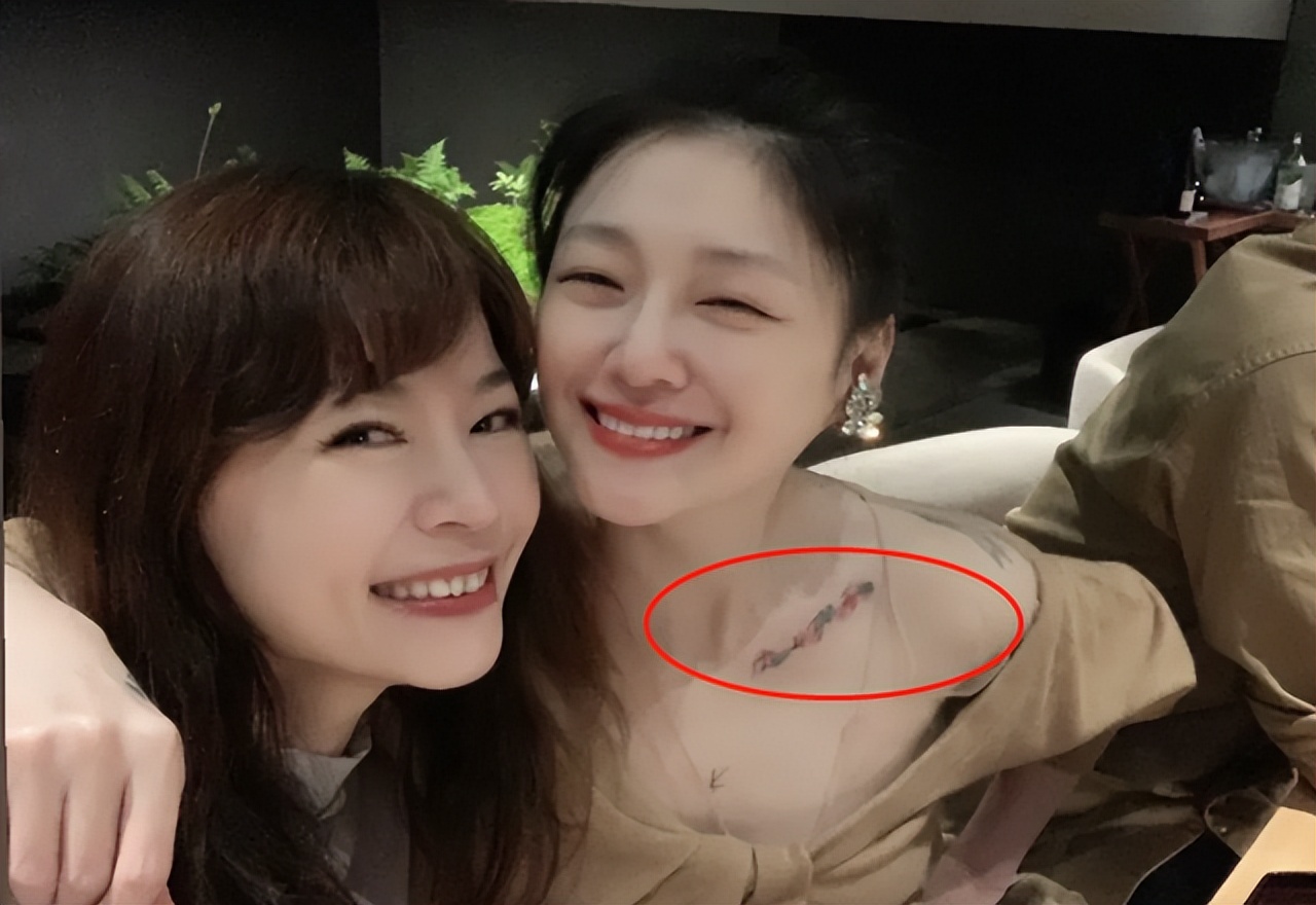 好友晒具俊晔紧搂大s的亲密照大s背部更多纹身曝光好夸张