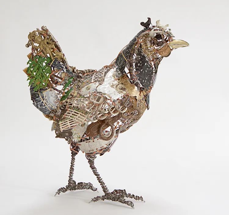 女艺术家成垃圾大王创作的拼接动物艺术感极强