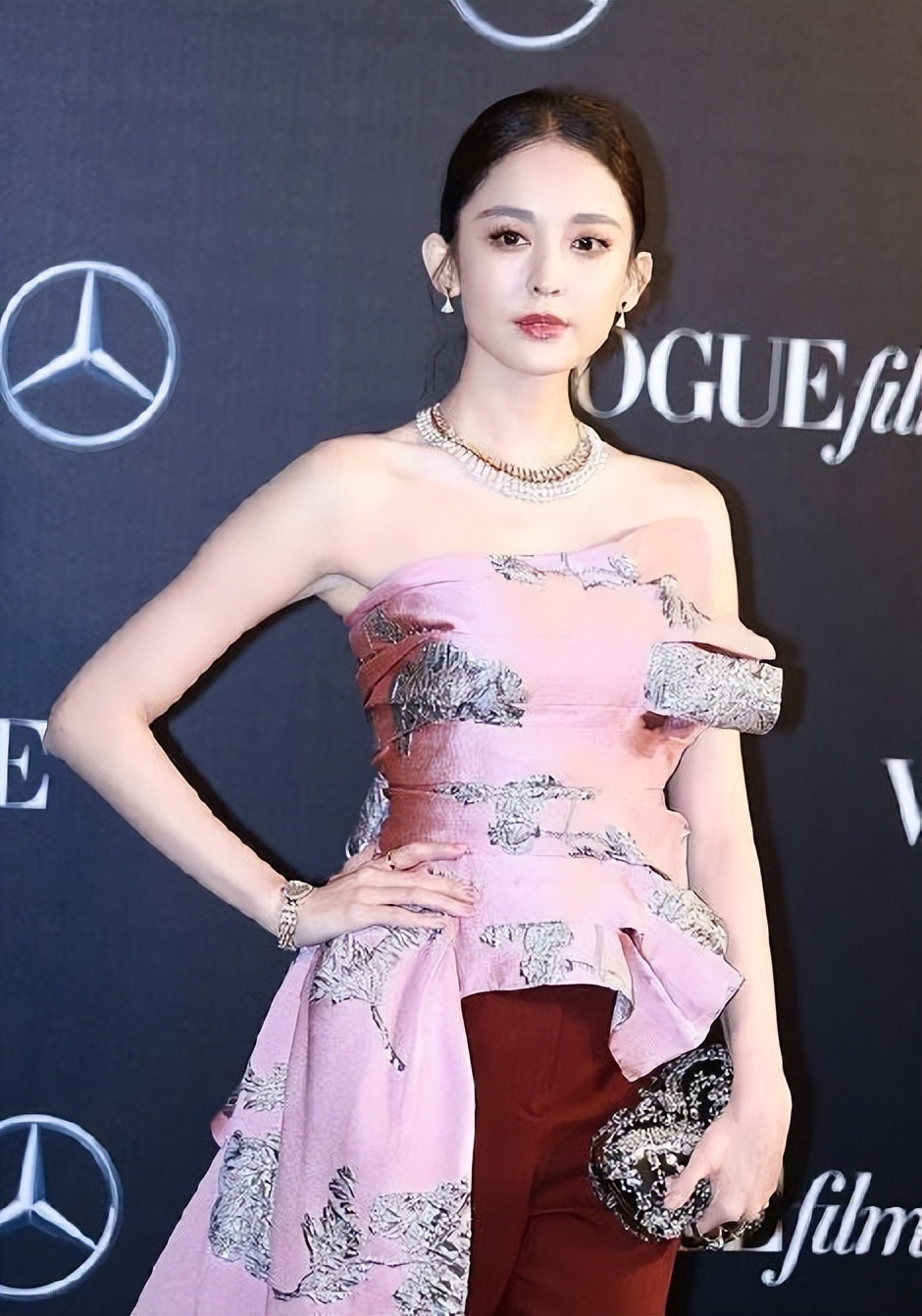 古力娜扎化浓妆也挺甜美穿抹胸配红裤穿衣挺有特色的