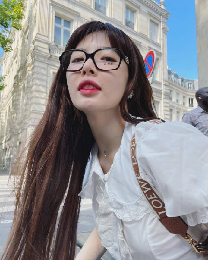 泫雅一改往日性感形象逆转的少女美白衬衫牛仔裤的纯真魅力