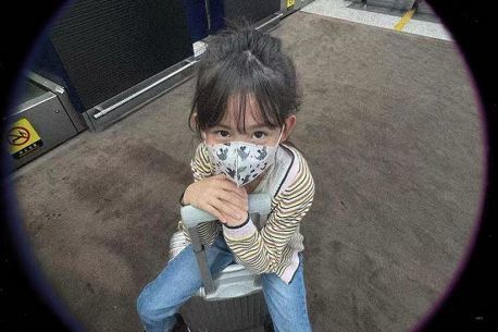 黄多多晒照穿绿色背心超酷飒 侧颜精致很像妈妈孙莉休闲区蓝鸢梦想 - Www.slyday.coM 黄多多晒照穿绿色背心超酷飒 侧颜精致很像妈妈孙莉休闲区蓝鸢梦想 - Www.slyday.coM