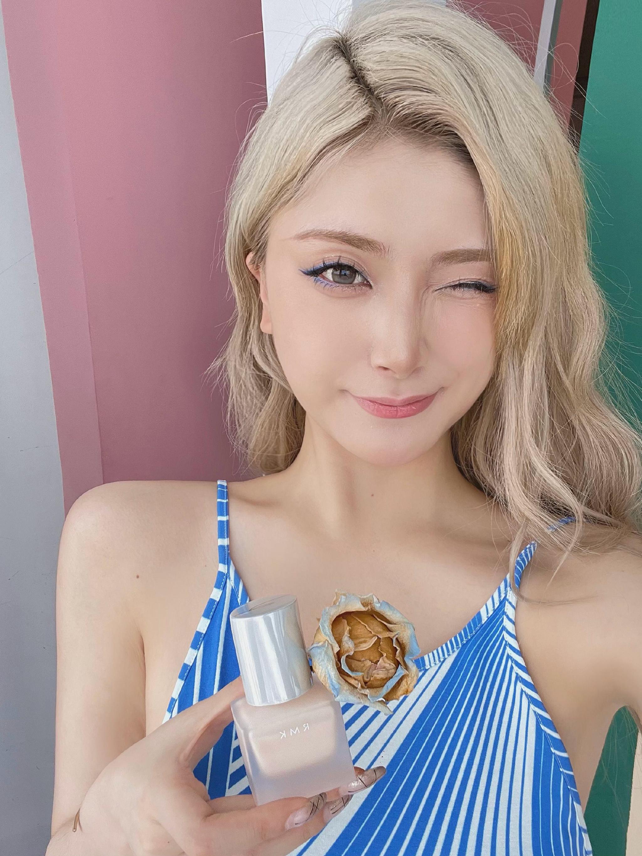 是浅色连衣裙 是披肩长发 是小时候最想成为的漂亮姐姐的样子🌀……休闲区蓝鸢梦想 - Www.slyday.coM