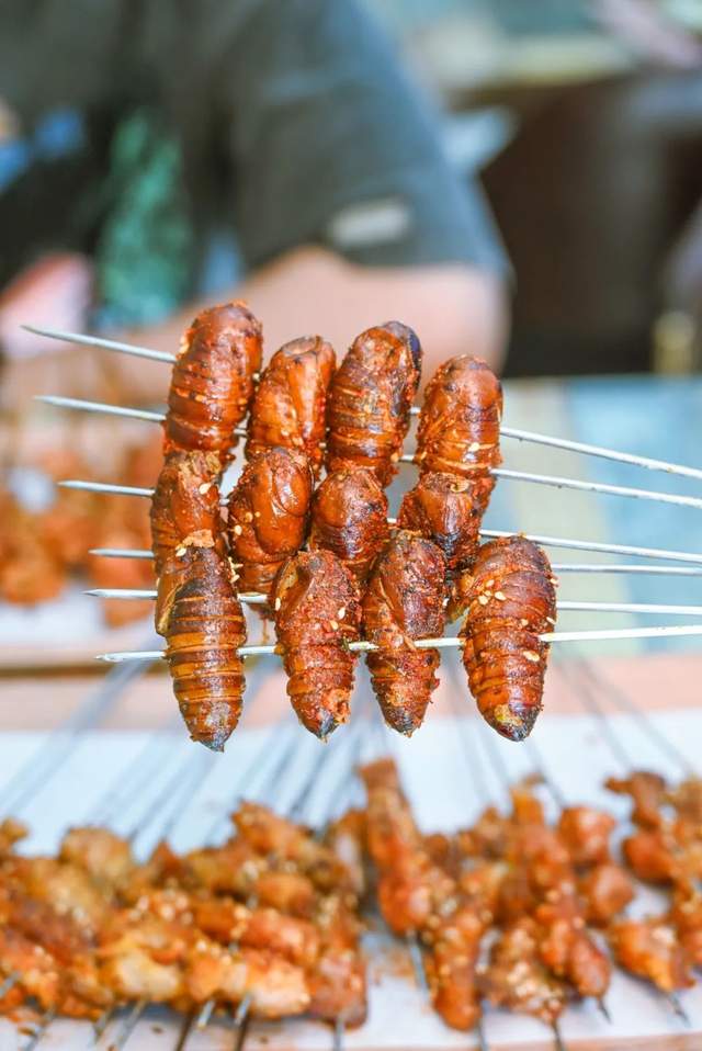 烤蚕蛹也是类似于这样的美食,上次挑战过一次之后,这次竟然莫名想念